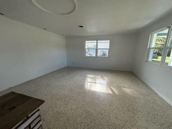 Building Photo - 3 Bed 2 Bathroom Home