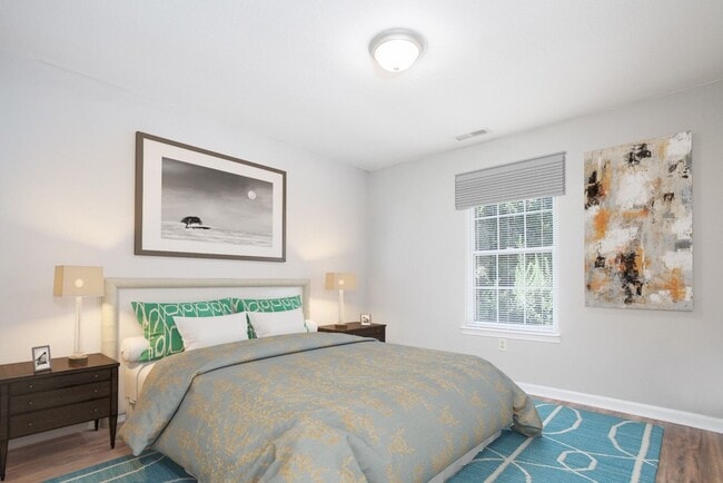 Building Photo - Beautifully Renovated 3-Bedroom Townhome a...