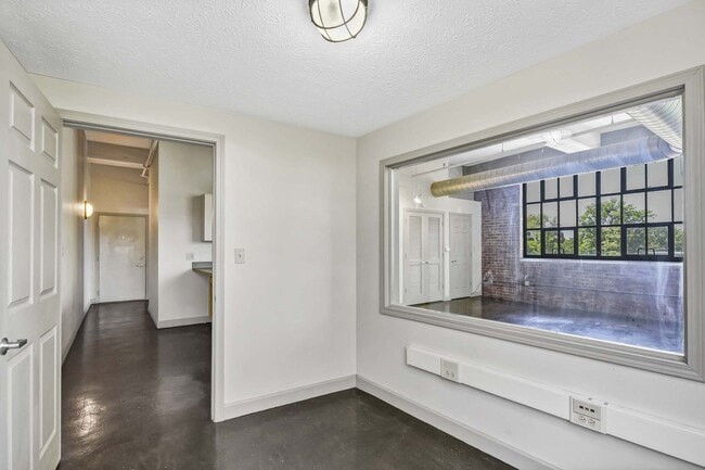 Building Photo - Hyacinth Lofts