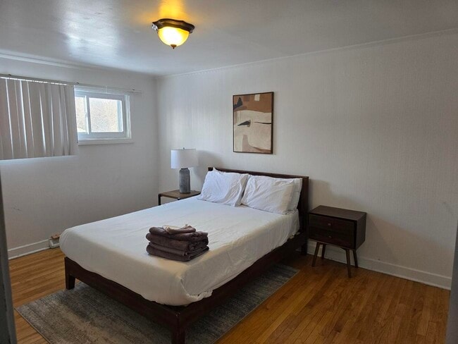 Building Photo - 7014 N Kilbourn Ave