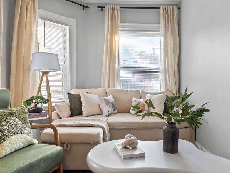 Building Photo - 168 School St