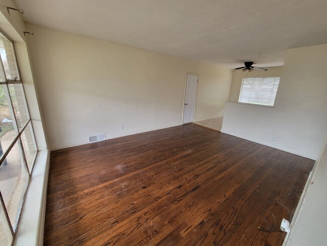 Building Photo - 3 bed move in ready!