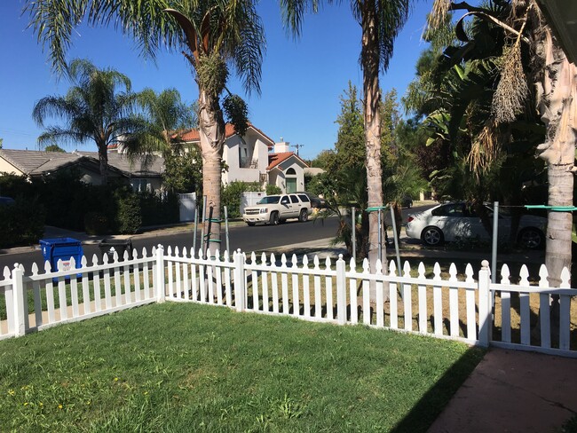 3' picket fence front yard - 4950 Chimineas Ave