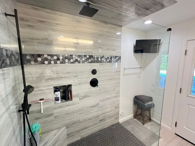 Building Photo - Beautifully Upgraded 5 Bed 4 Bath Orange Pool Home