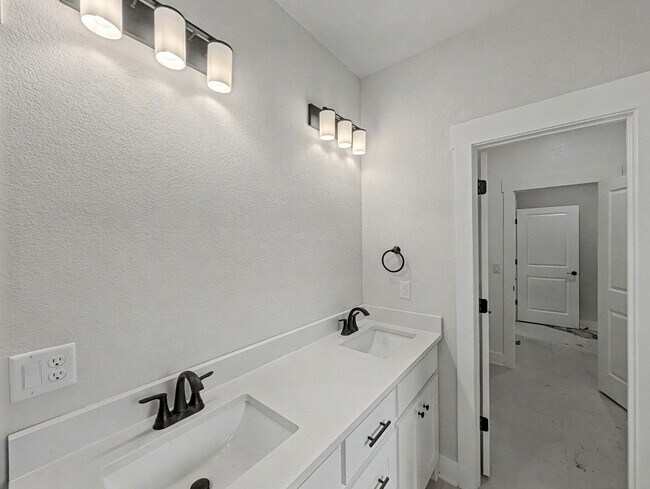 Building Photo - Beautiful New Build with Style