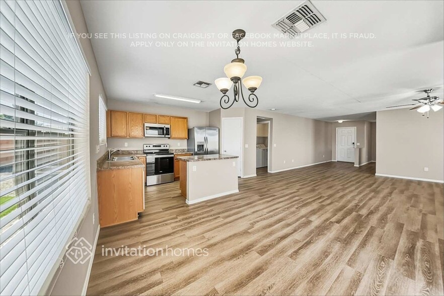 Building Photo - 3035 E Santa Rosa Dr