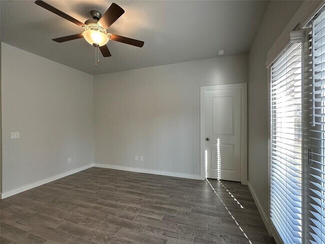 Building Photo - 17030 Oak Dr