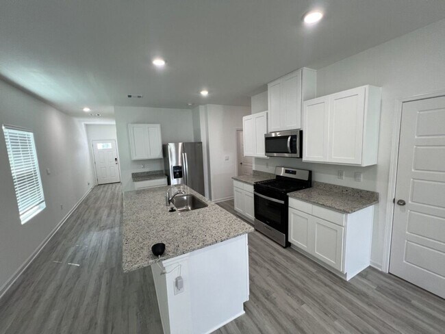 Building Photo - Charming 3 Bed, 2 Bath Home in Prime Locat...