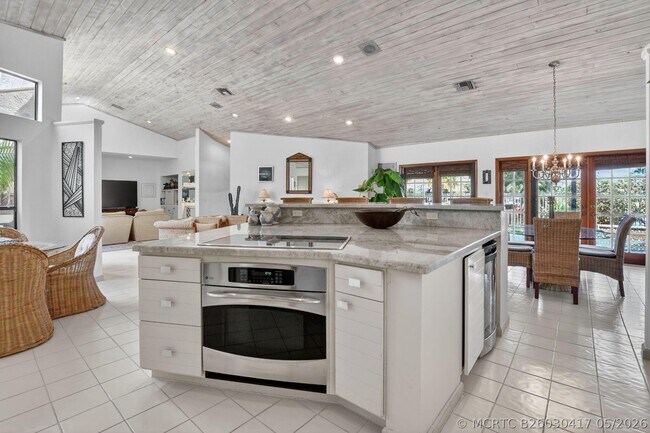 Building Photo - 22519 Esplanada Cir