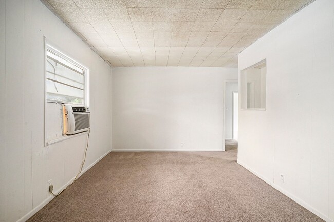 Building Photo - 2-Bedroom Half-Duplex