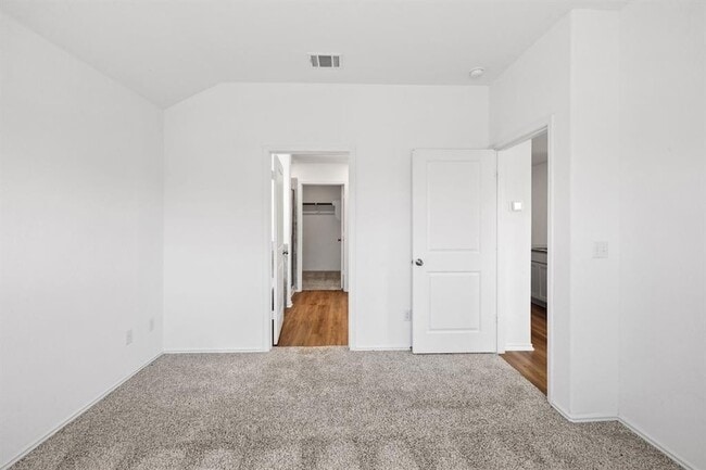 Building Photo - 215 Silver Springs Bend