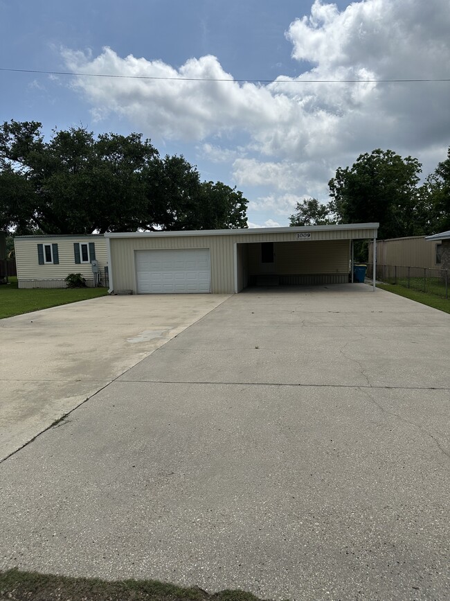 Building Photo - 1009 Roma Dr