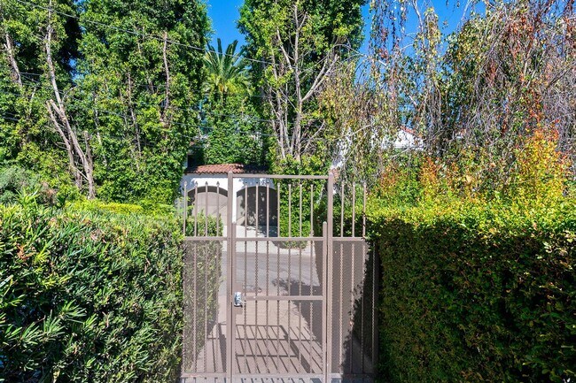 Building Photo - 9080 Shoreham Dr