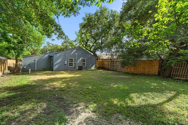 Building Photo - 2108 Camille St