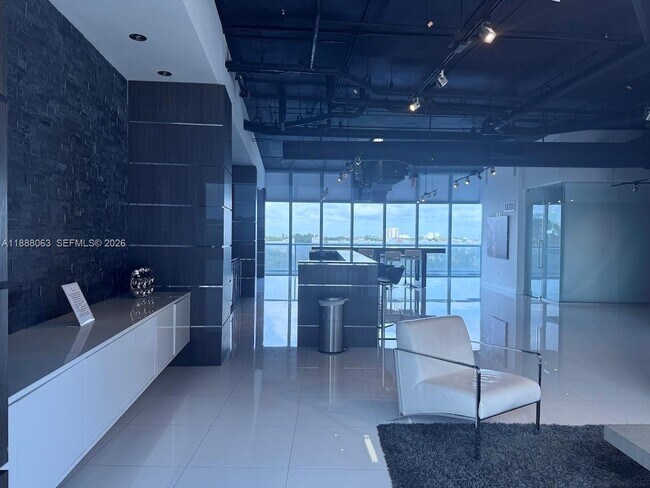 Building Photo - 601 NE 36th St