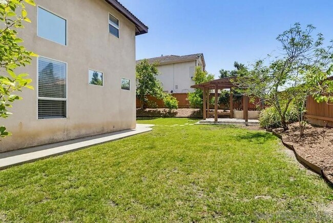 Building Photo - 1100 Corrales Ln