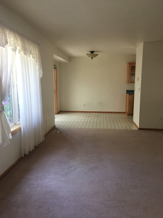 Building Photo - Fantastic Home In SW Corvallis with Landsc...