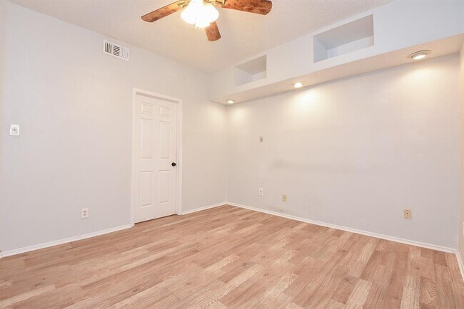 Building Photo - 10855 Meadowglen Ln