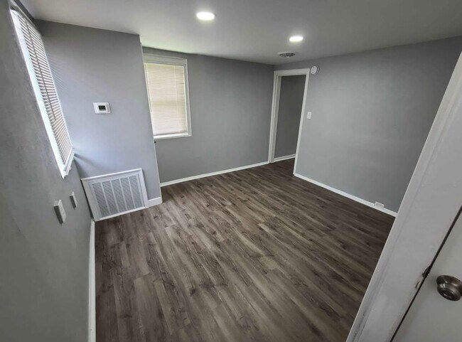 Building Photo - 1900 Deering Ave