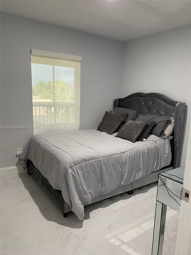 Building Photo - 833 Riverside Dr