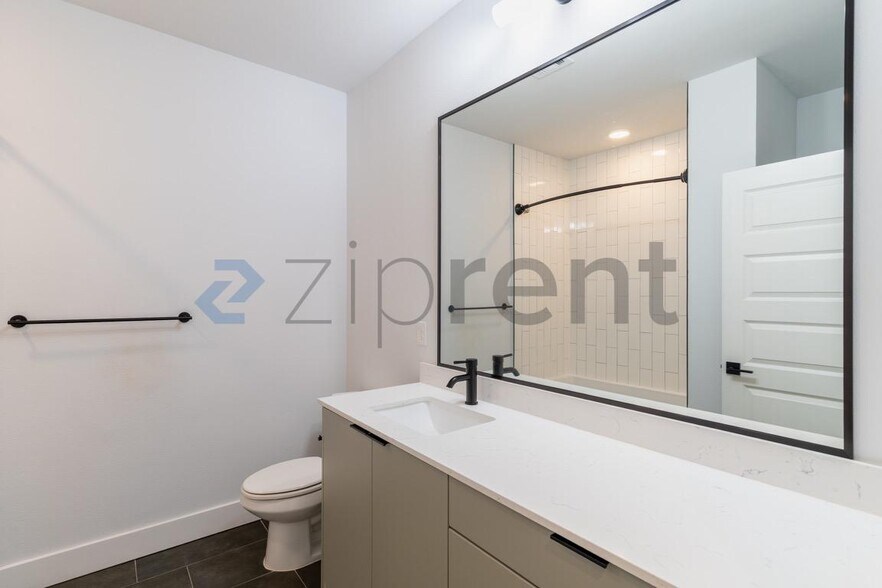 Building Photo - Unit 523