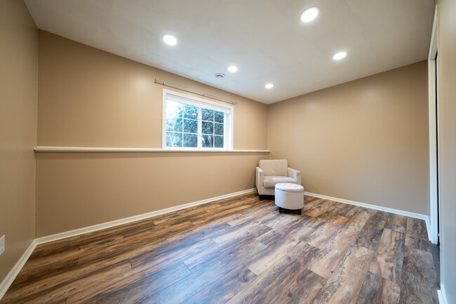 Building Photo - 706 Village Pkwy