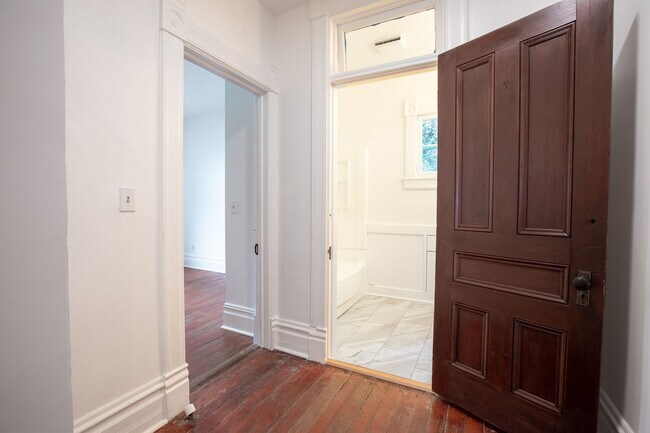 Building Photo - 1940-1946-1946 SW Market St Dr