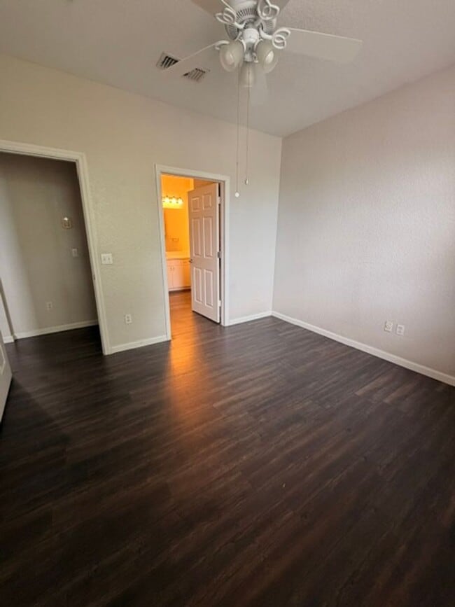 Building Photo - 1 Bedroom Condo in Downtown Free Water, Sewer, Trash and Pest Control! No Hidden Fees!