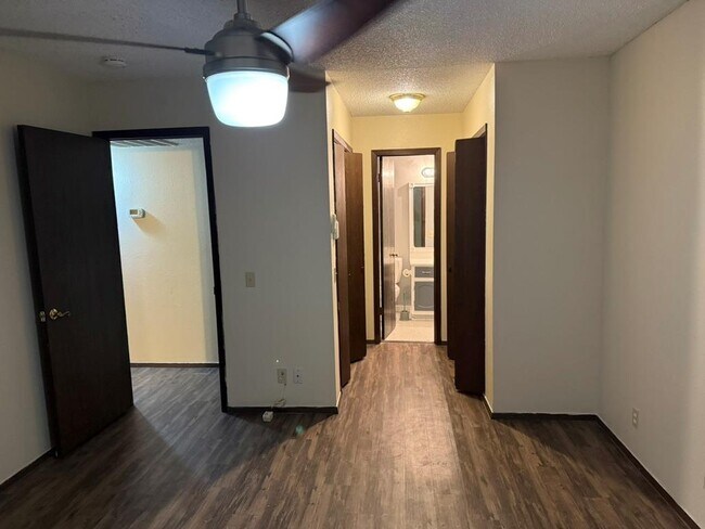 Building Photo - 907 E Meadowmere Ln