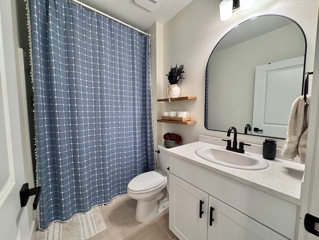 Building Photo - Stunning 4/3 with NO REAR NEIGHBORS!