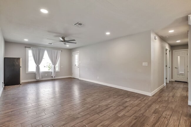 Building Photo - Tempe 6-Bedroom Home Featuring Large Turf Yard & Ideal Location