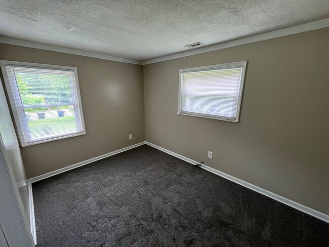 Building Photo - Nice One-Level 3 Bedroom 1.5 Bath Home