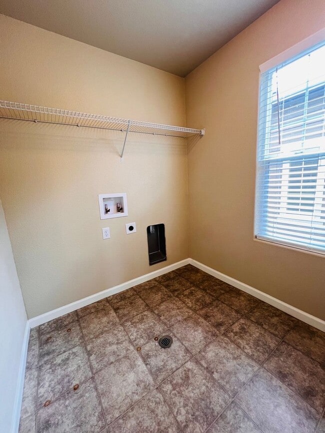 Building Photo - 5640 Shamrock Heights
