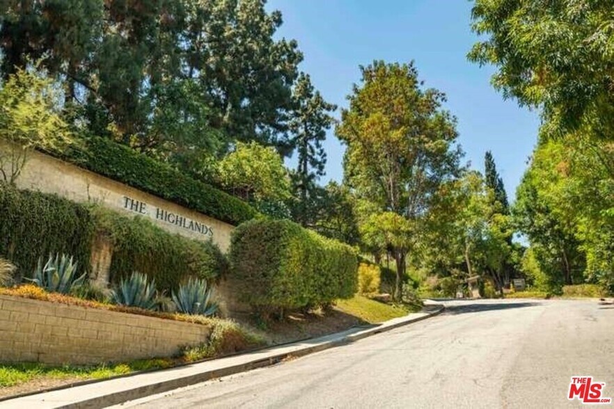 Building Photo - 6752 Hillpark Dr