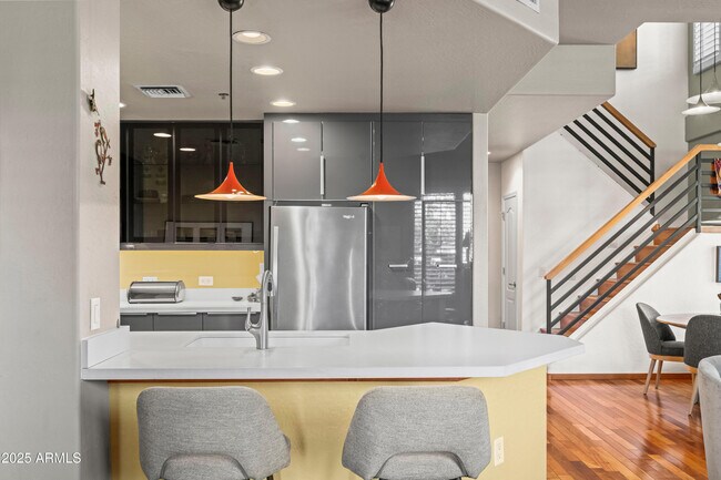 Building Photo - 17 W Vernon Ave