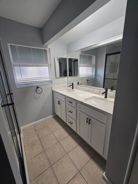 Building Photo - 824 Padua Ln