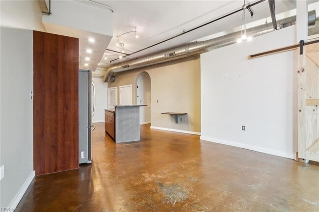 Building Photo - 412 St Pauls Blvd