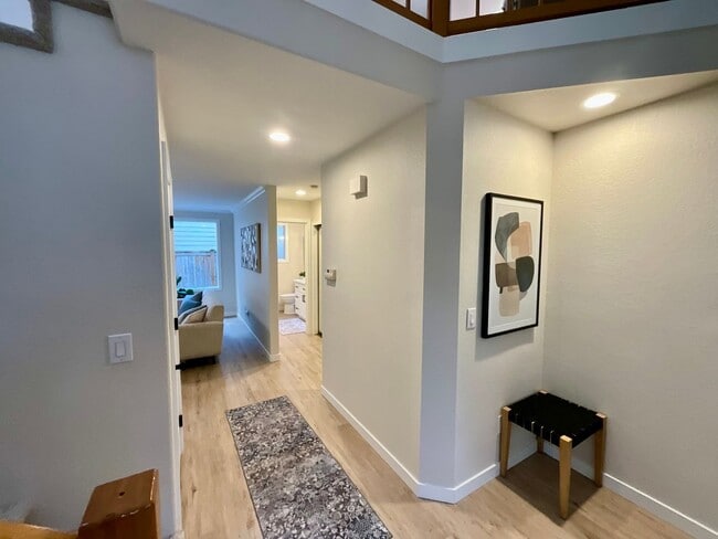 Building Photo - Spacious 3-Bedroom Home with Sunroom in Private Lake Community – Everett