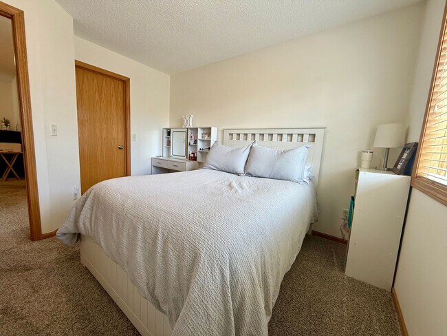 Building Photo - Lovely 3BR/3BA Otsego End Unit Townhome Available June!