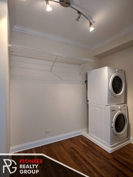 Building Photo - 736 W Addison St