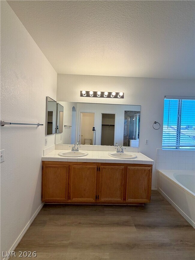 Building Photo - 846 Zinnia Cir