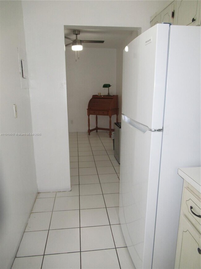 Building Photo - 581 Blue Heron Dr