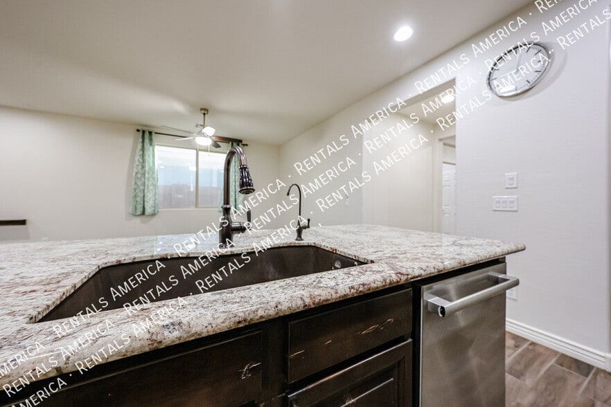 Building Photo - 2616 W Perola Dr