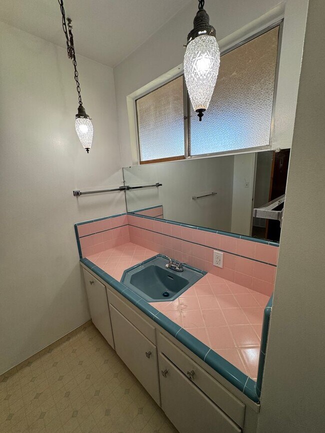 Building Photo - Charming Home Rent Ready !