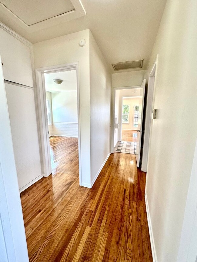 Building Photo - Single Family Home w/Backyard - 3 Bed/1 Bath