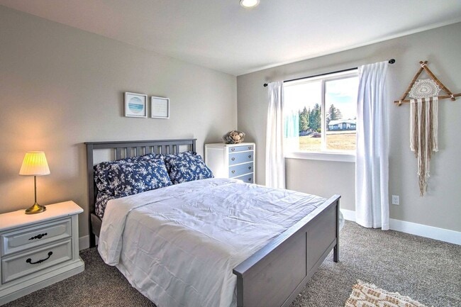 Building Photo - 3 Bedroom 2.5 Bathroom House In Cle Elum With Great Amenities and Sweeping Views