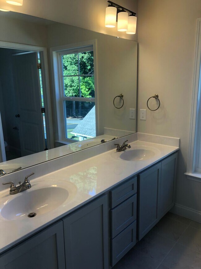 Building Photo - Greenville, 3BD/2.5, 1641SF