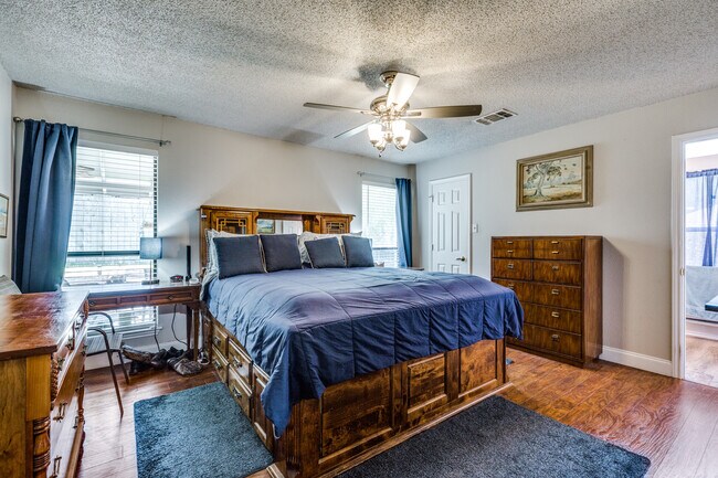 Building Photo - 1027 Hedgestone Dr