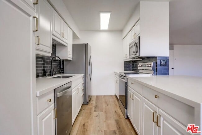 Building Photo - 435 N Oakhurst Dr