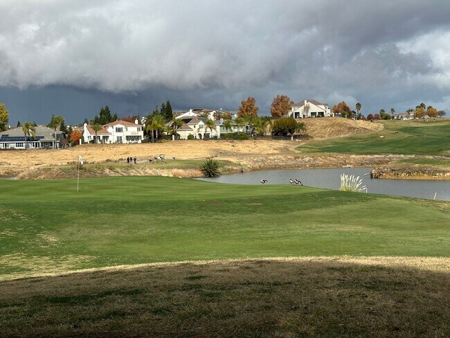 Building Photo - Gorgeous 4 Bed, 2 Bath in Shadow Lakes with SOLAR!